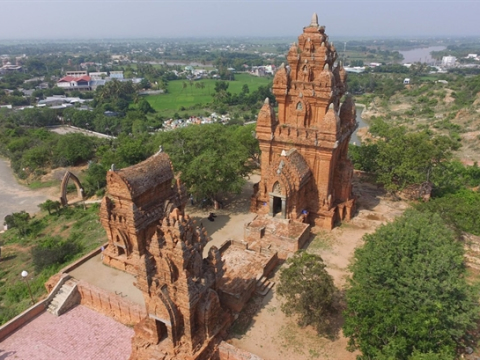 Tháp  Poklong garai