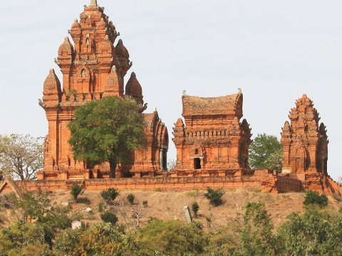 Tháp  Poklong garai