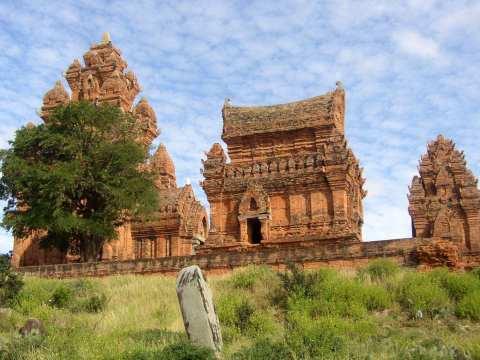 Tháp  Poklong garai