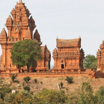 Tháp  Poklong garai